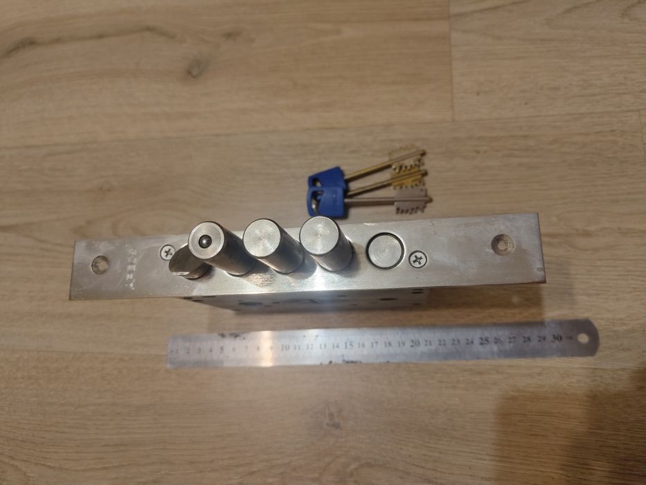 Замок на бронедвері сейф гараж з засувкою