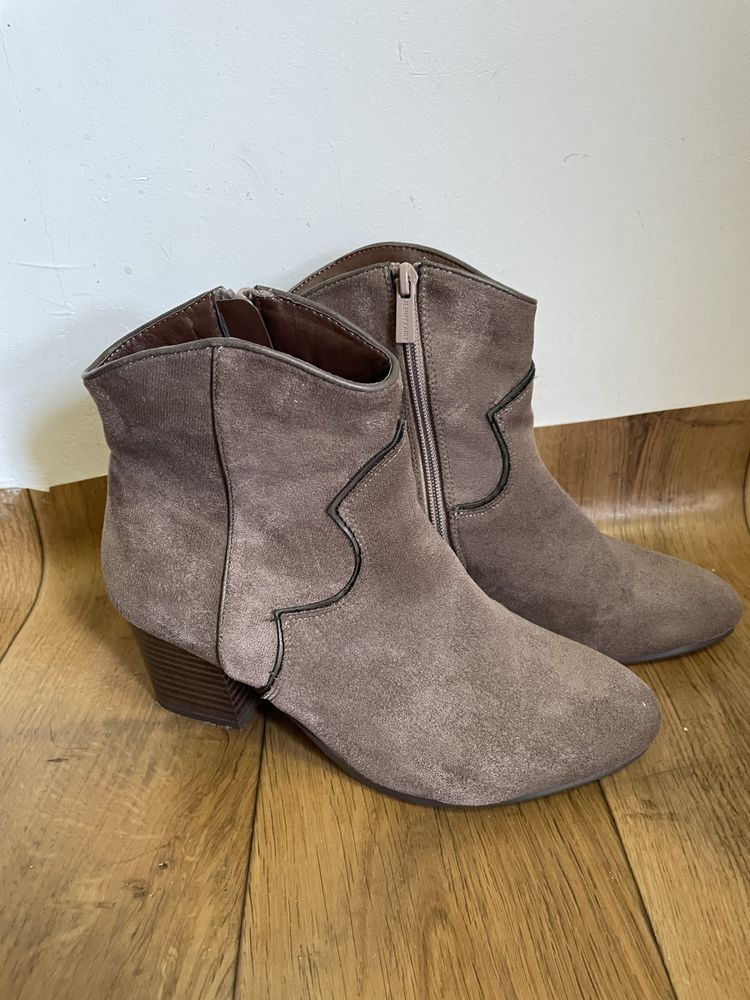 Brązowe zamszowe buty botki za kostkę kowbojki na obcasie
