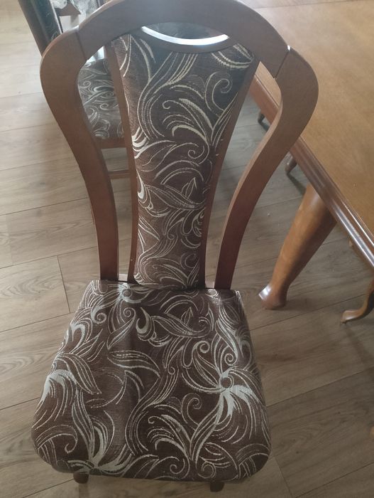 Stół do salonu z krzesłami