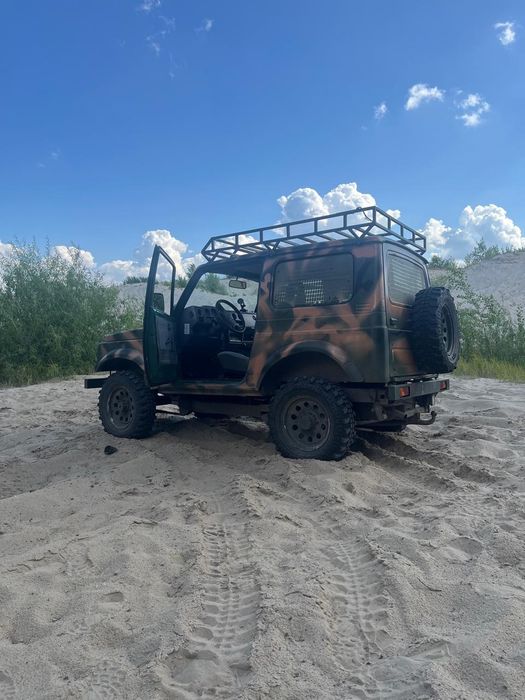 SUZUKI SAMURAI.  Повнопривідний, легендарний позашляховик.