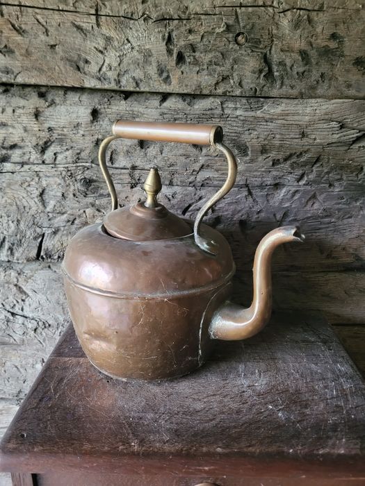 Stary miedziany czajnik