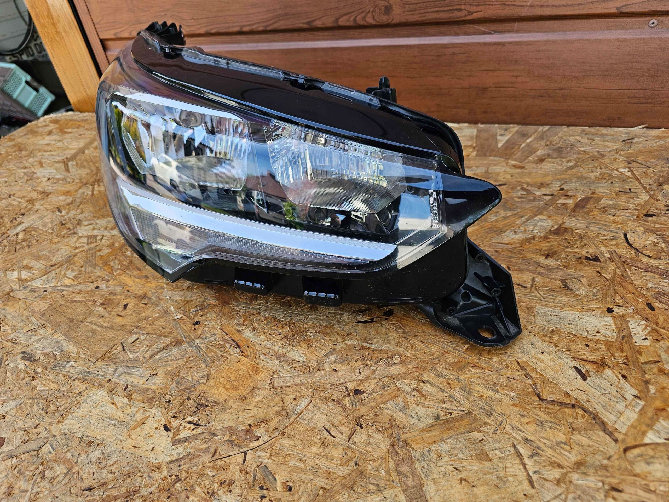 Lampa Prawa Przednia Opel Corsa F 19> prawy przód reflektor zwykły