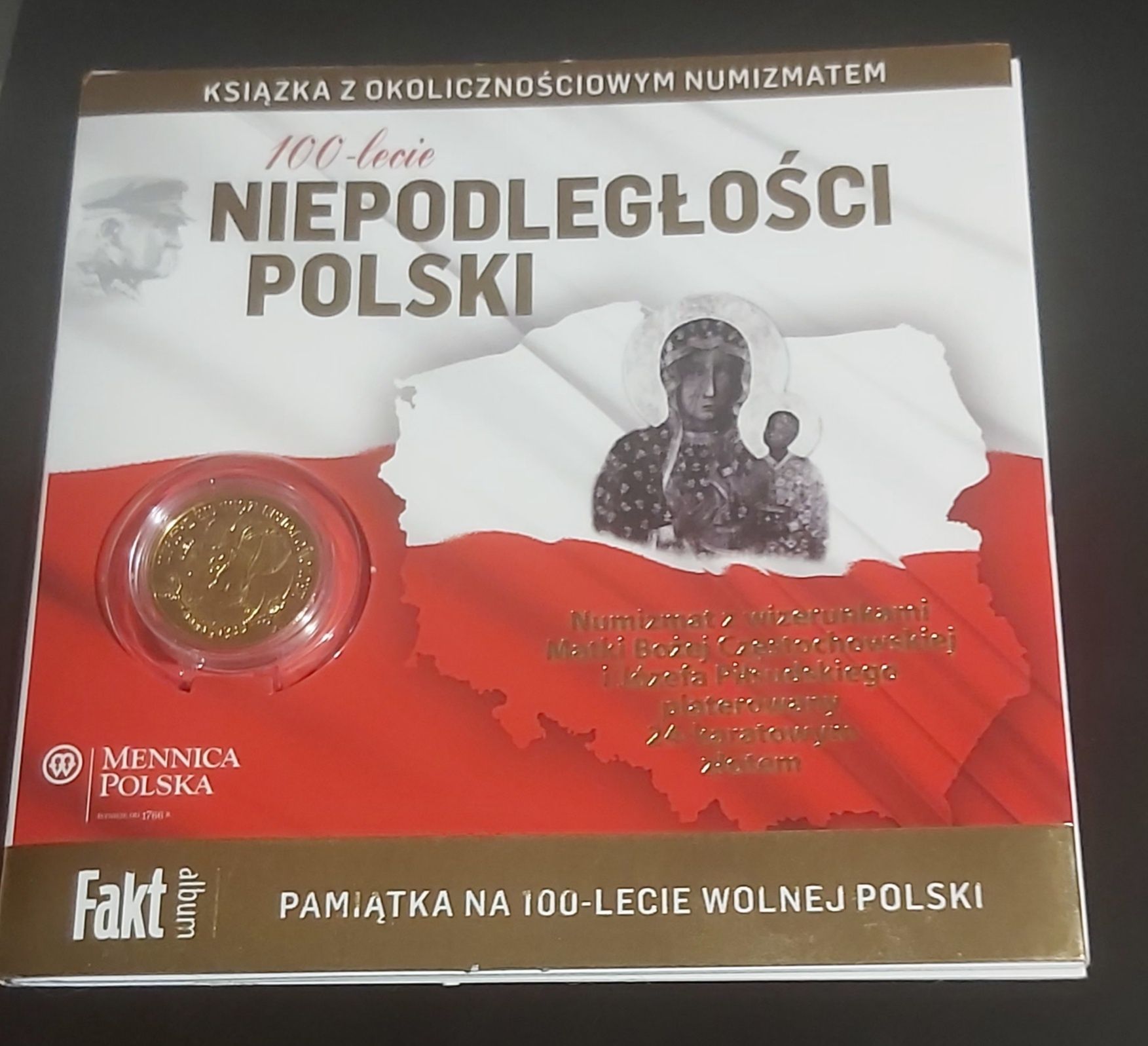 Książka z  numizmatem.