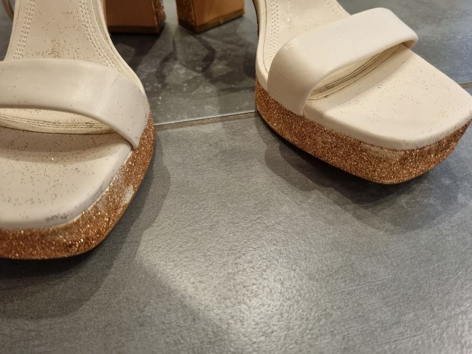 Sandałki na słupku z brokatem