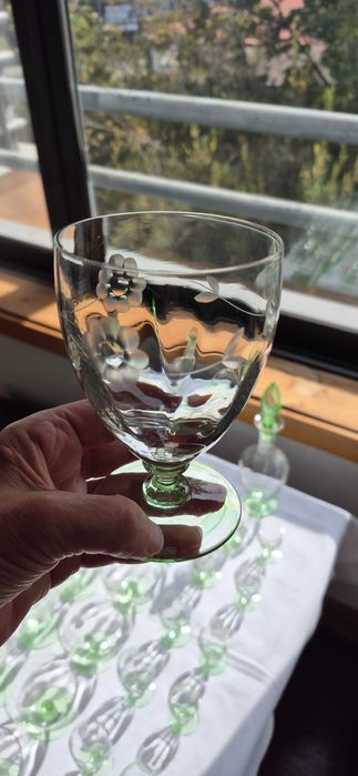 Serviço de copos de vidro muito antigo