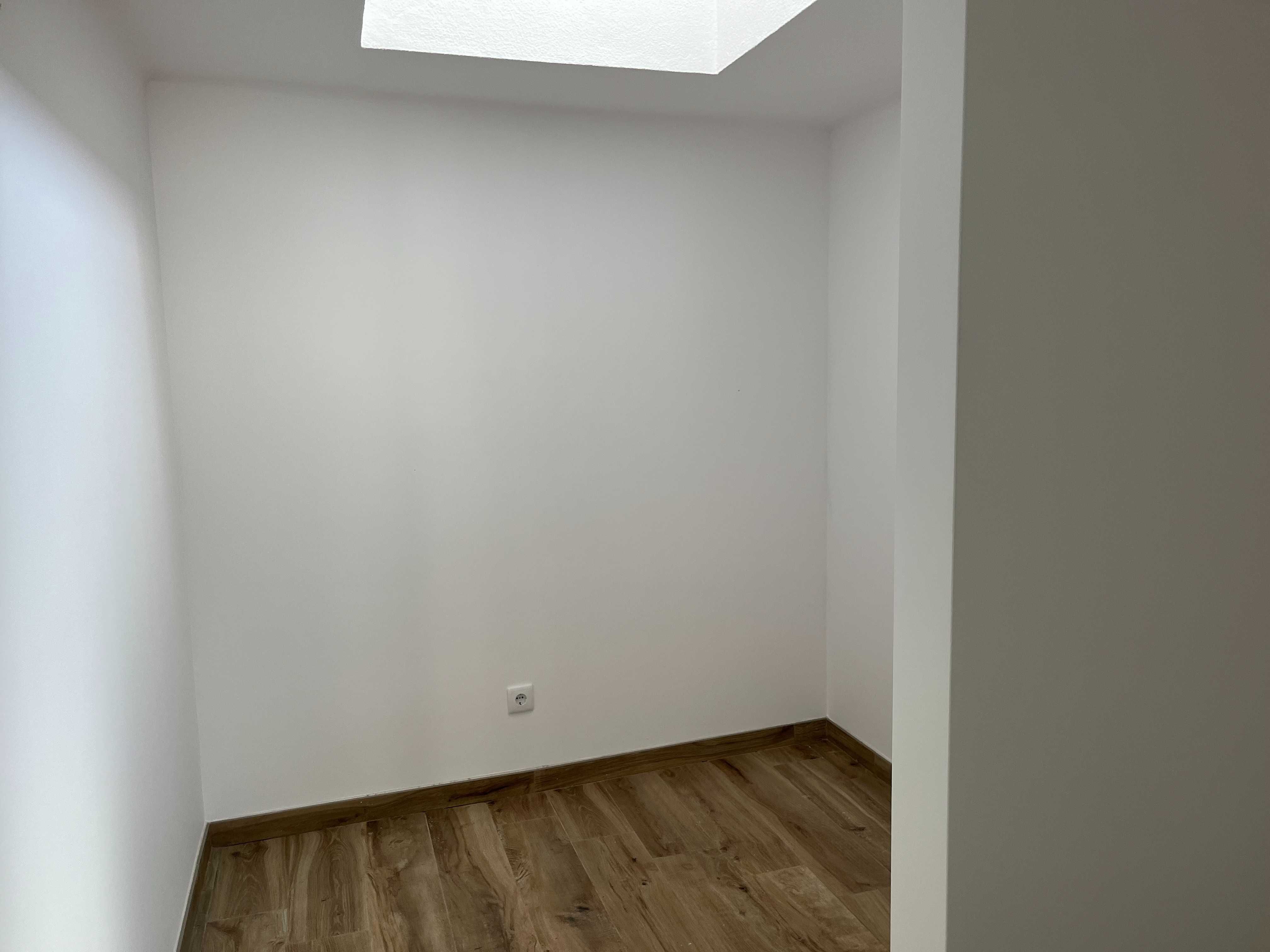 T2 na Graça, remodelado e cozinha semi-equipada. Terraço c vista ampla
