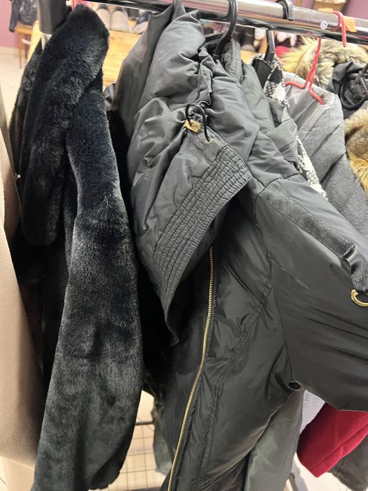 Продам лот жіночого верхнього одягу