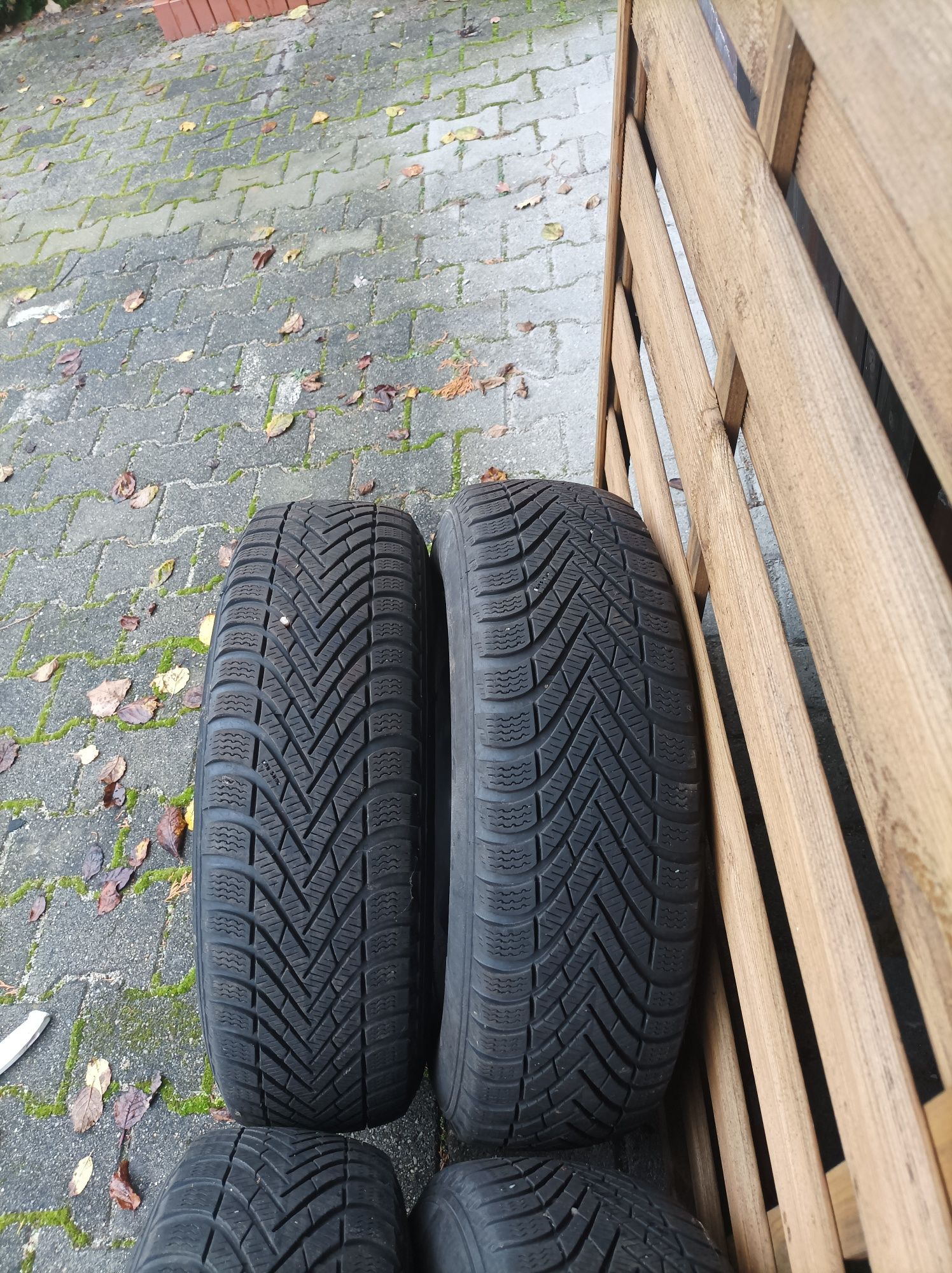 Sprzedam felgi stalowe z oponami zimowymi