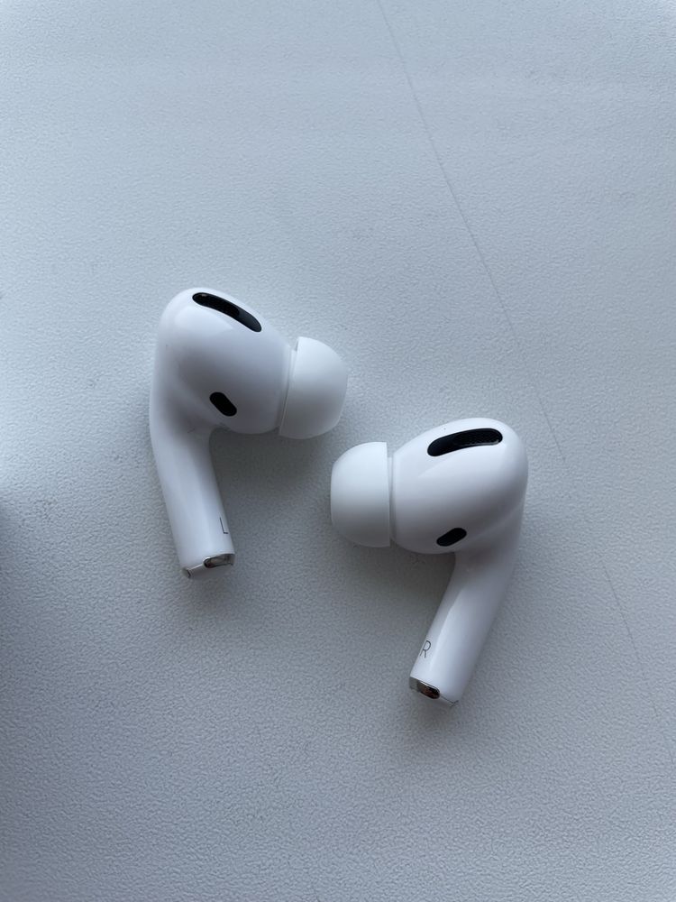 Беспроводные наушники в кейсе, airpods