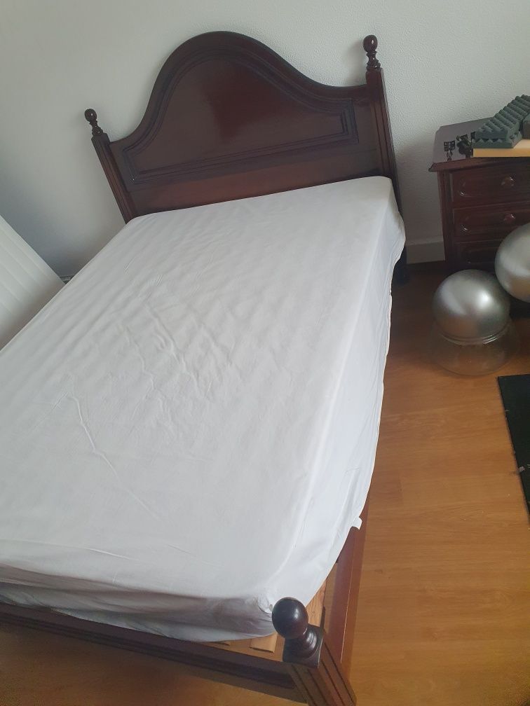 Cama madeira de cerejeira com colchão