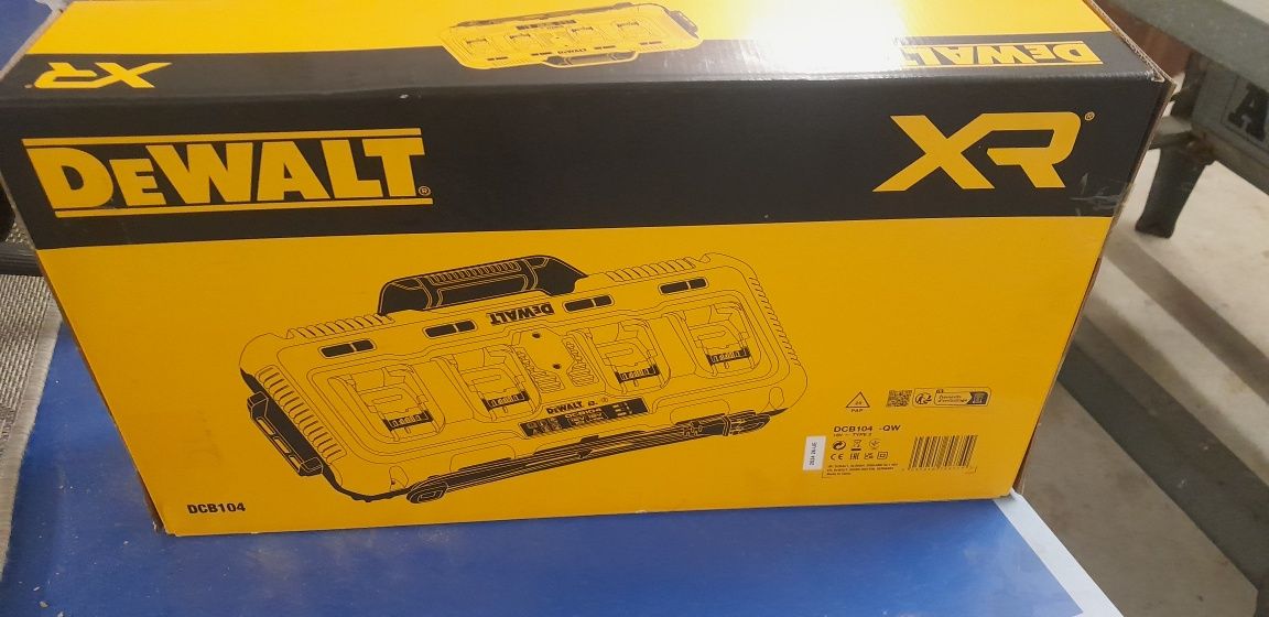 Ładowarka dewalt DCB104