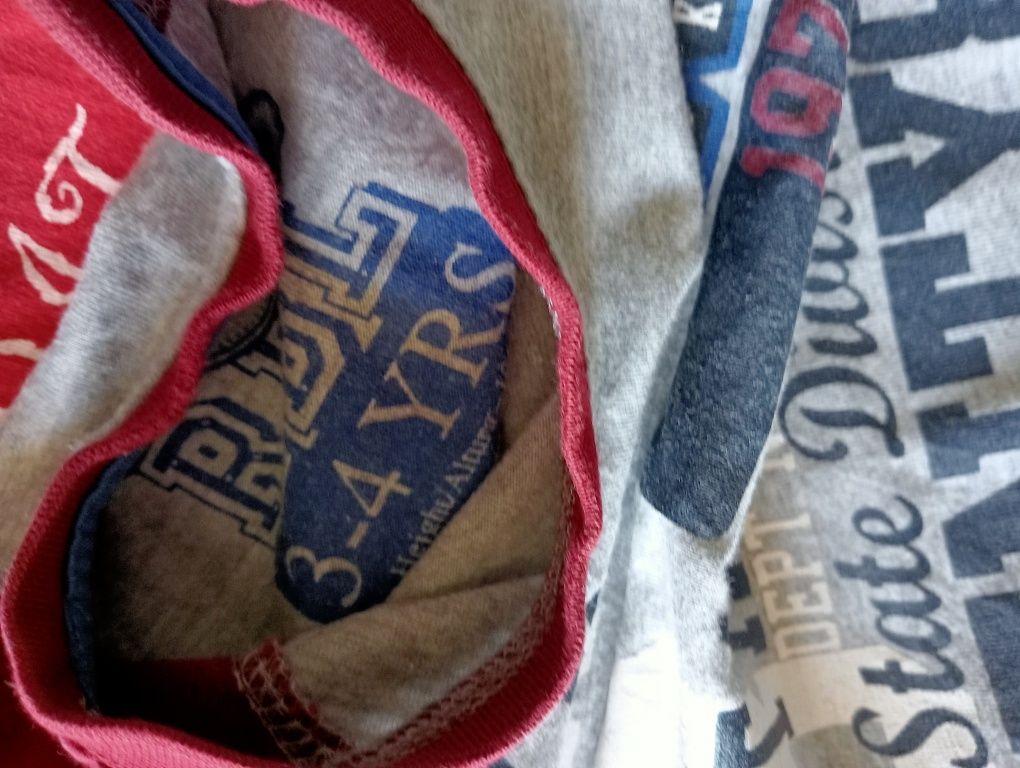 Calções e 2 t-shirts tamanho 3/4 anos