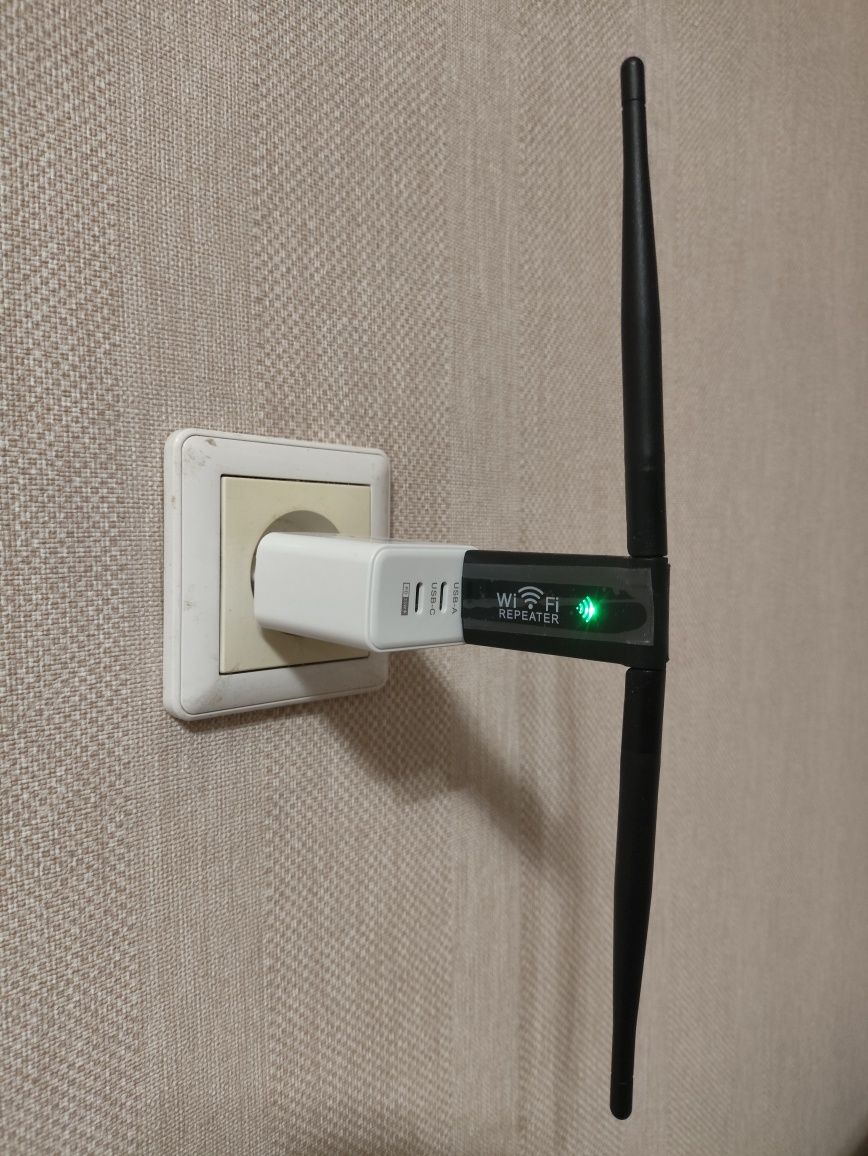 Усилитель WI FI 2,4ГГц с блоком питания.