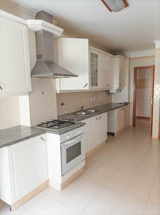 excelente apartamento t1 com garagem no centro t. vedras