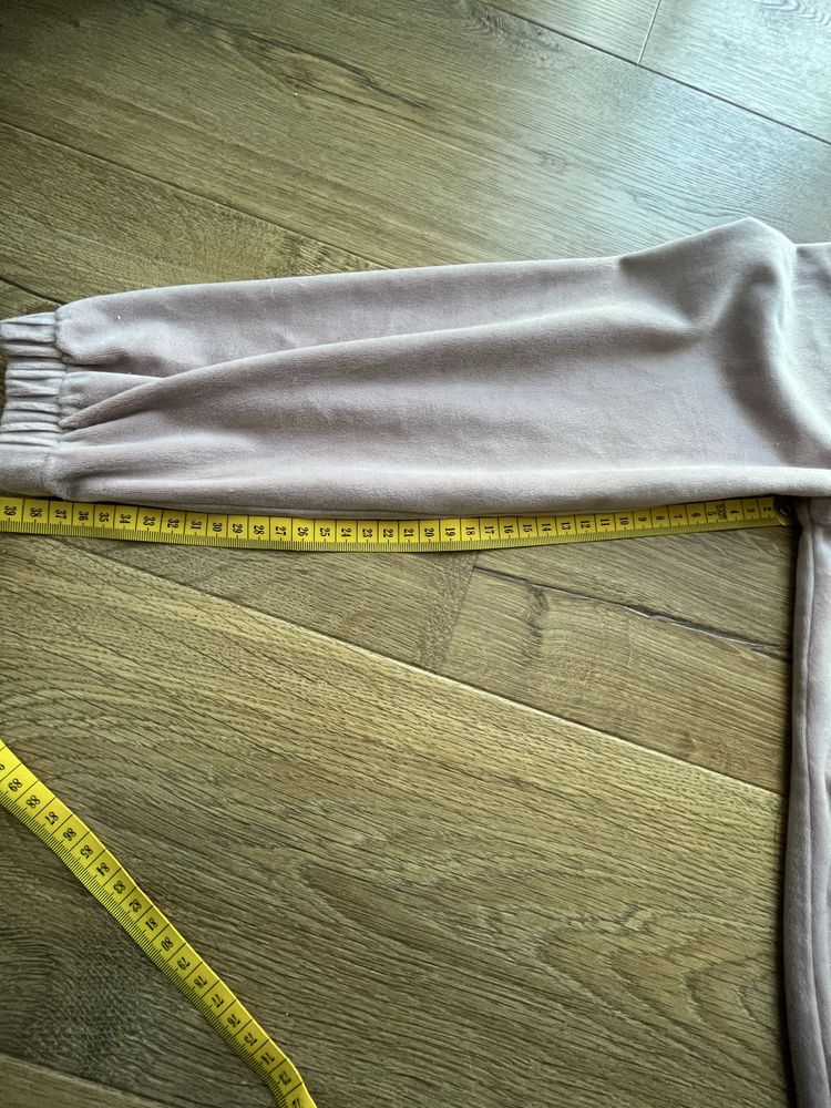 Dres welurowy, w rozmiarze 152cm.