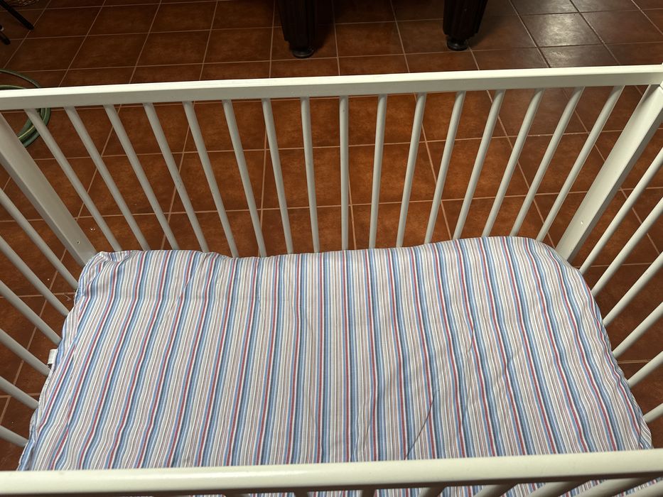 Berço branco com colchão lençóis incluídos