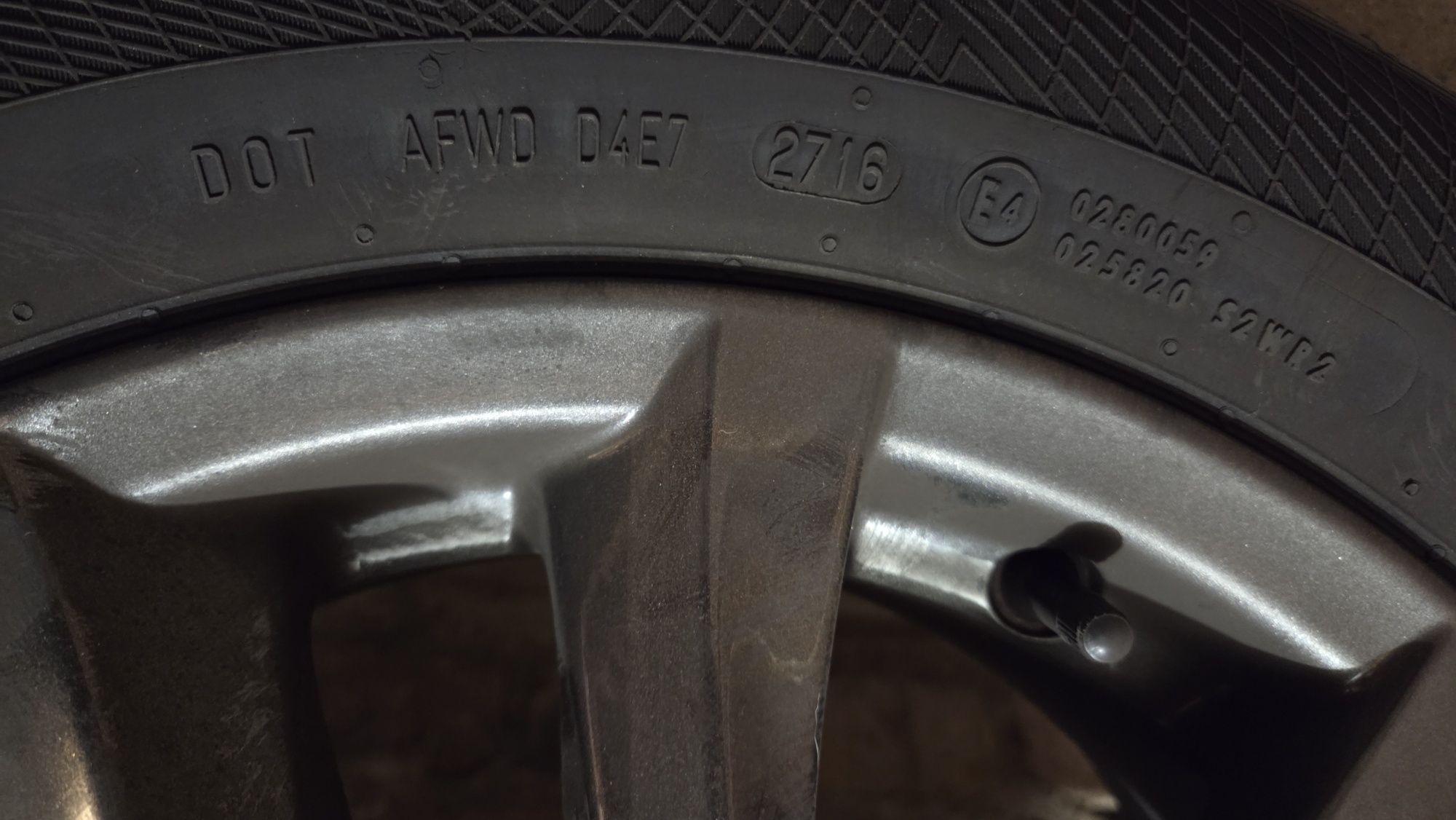 Opony zimowe Continental 205/60 R16 H - bez felg