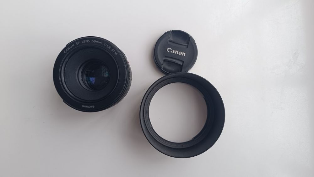 Lente Canon 50mm STM com parasol F1.8