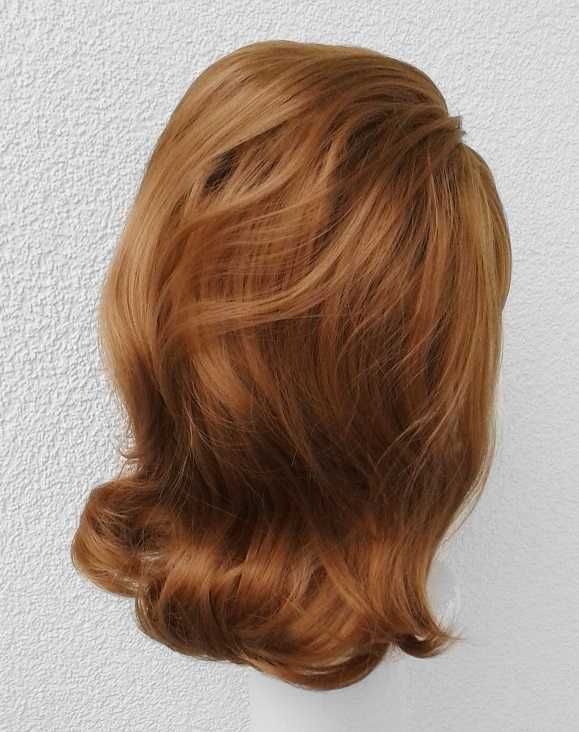 Brązowa ruda peruka fryzura lata 60 70 te natapirowana Peggy Bundy wig