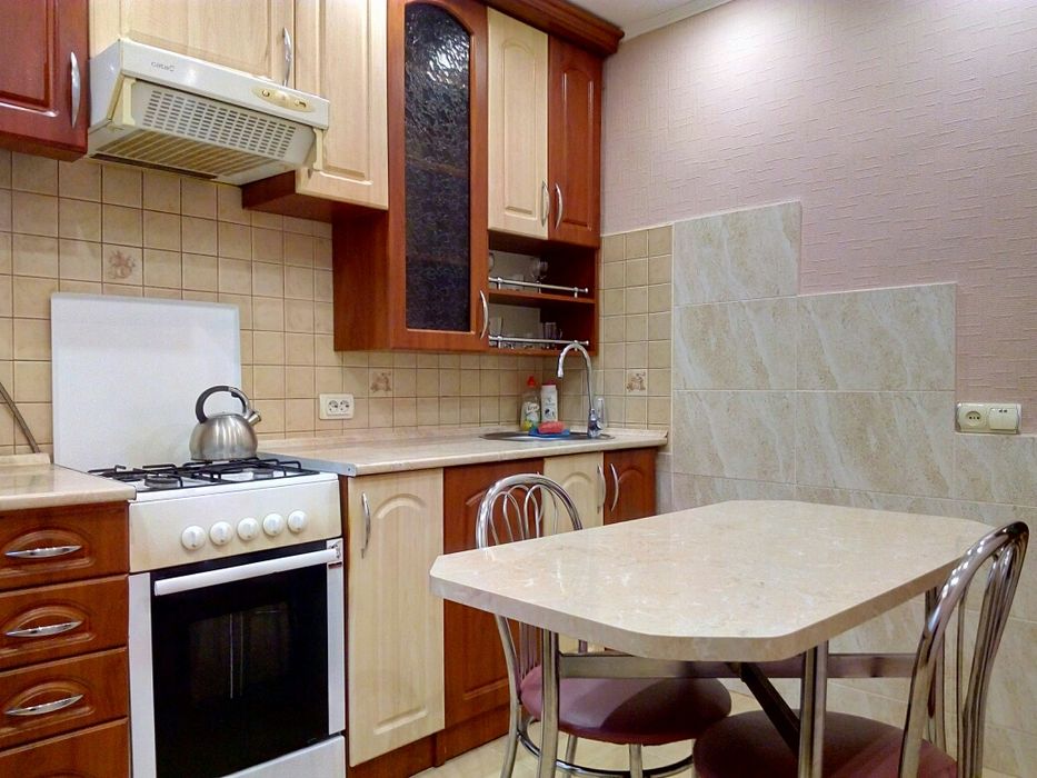 1-кім. Центр. "Злата плаза". Дзеркальна шафа навпроти ліжка. Подобово.