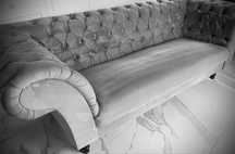 Sofa trzyosobowa w stylu Chesterfild glamour