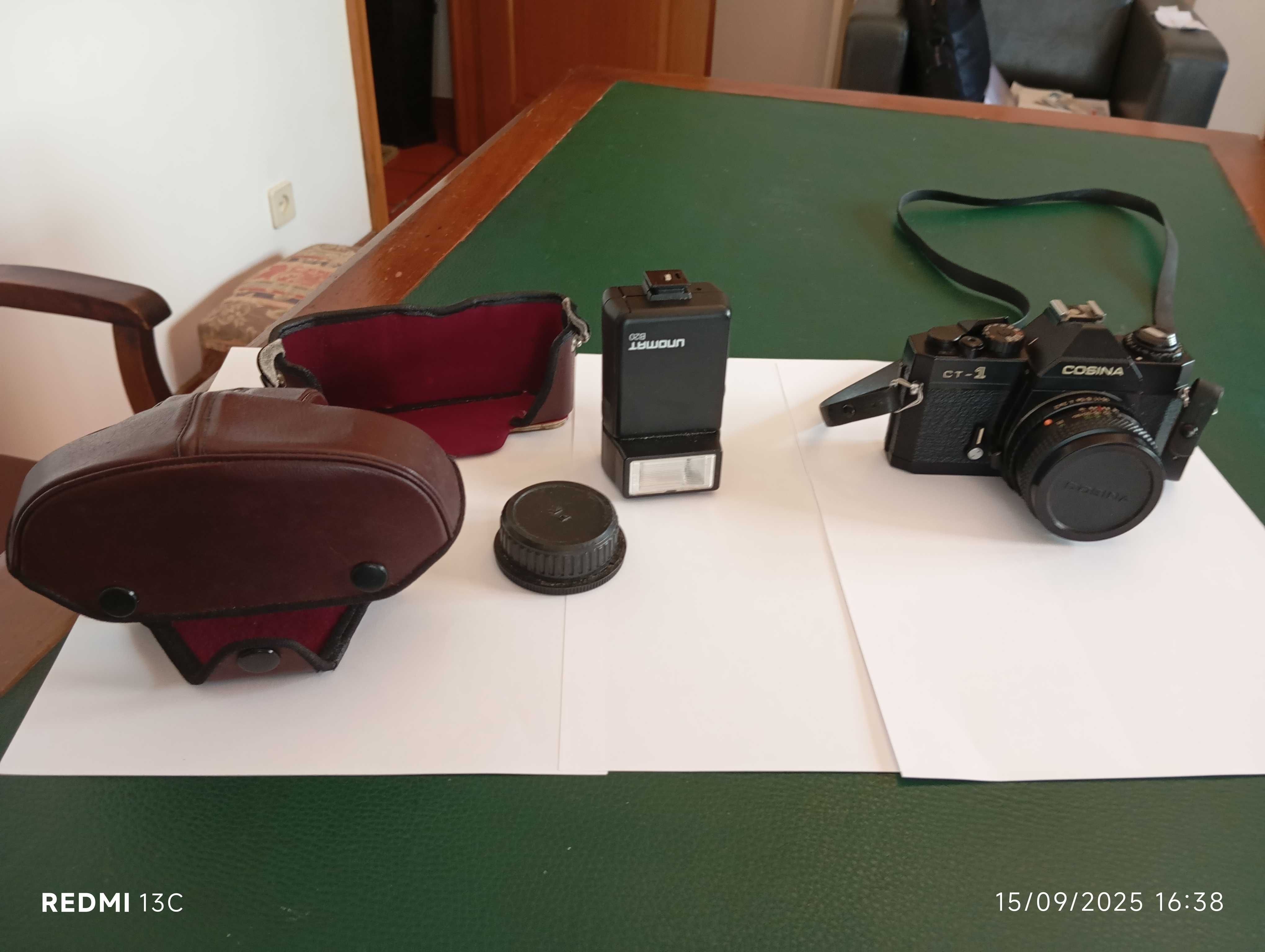 lote secretária, mesa redonda e máquinas fotográficas