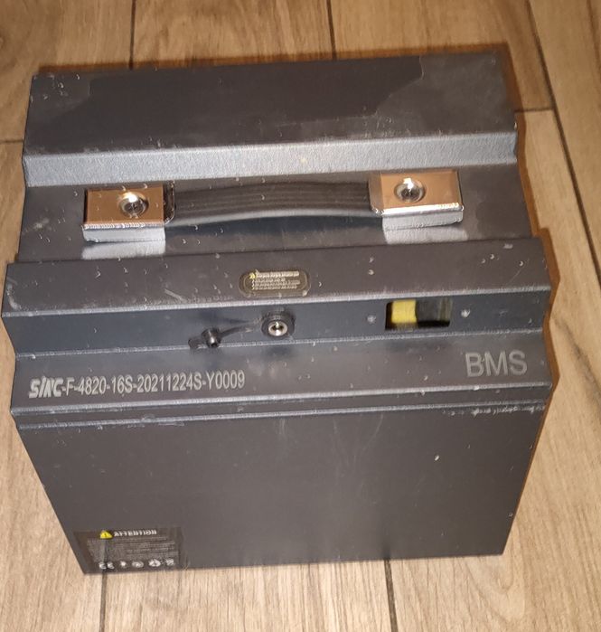 Uniwersalna obudowa na baterię, magazyn energii