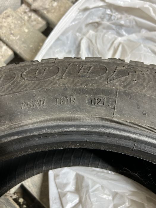 Зимова гума Goodyear Ultra Grip 16r