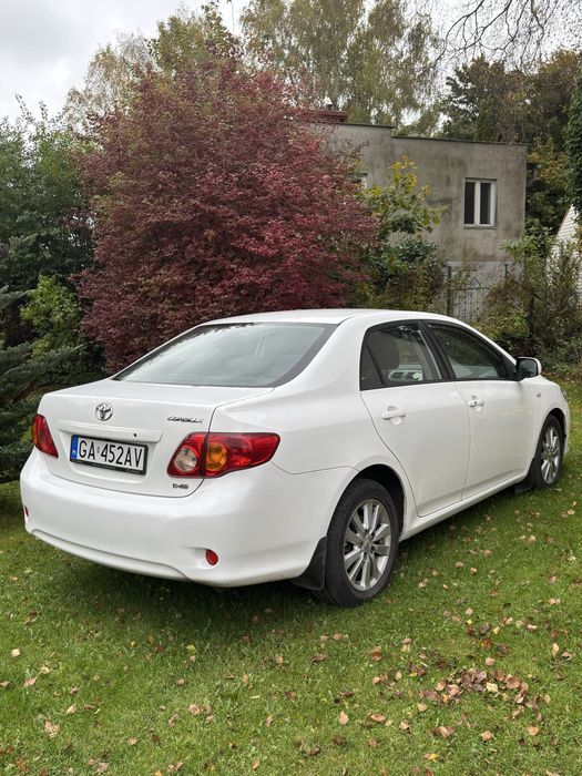 Toyota Corolla 2007 Biała Sedan