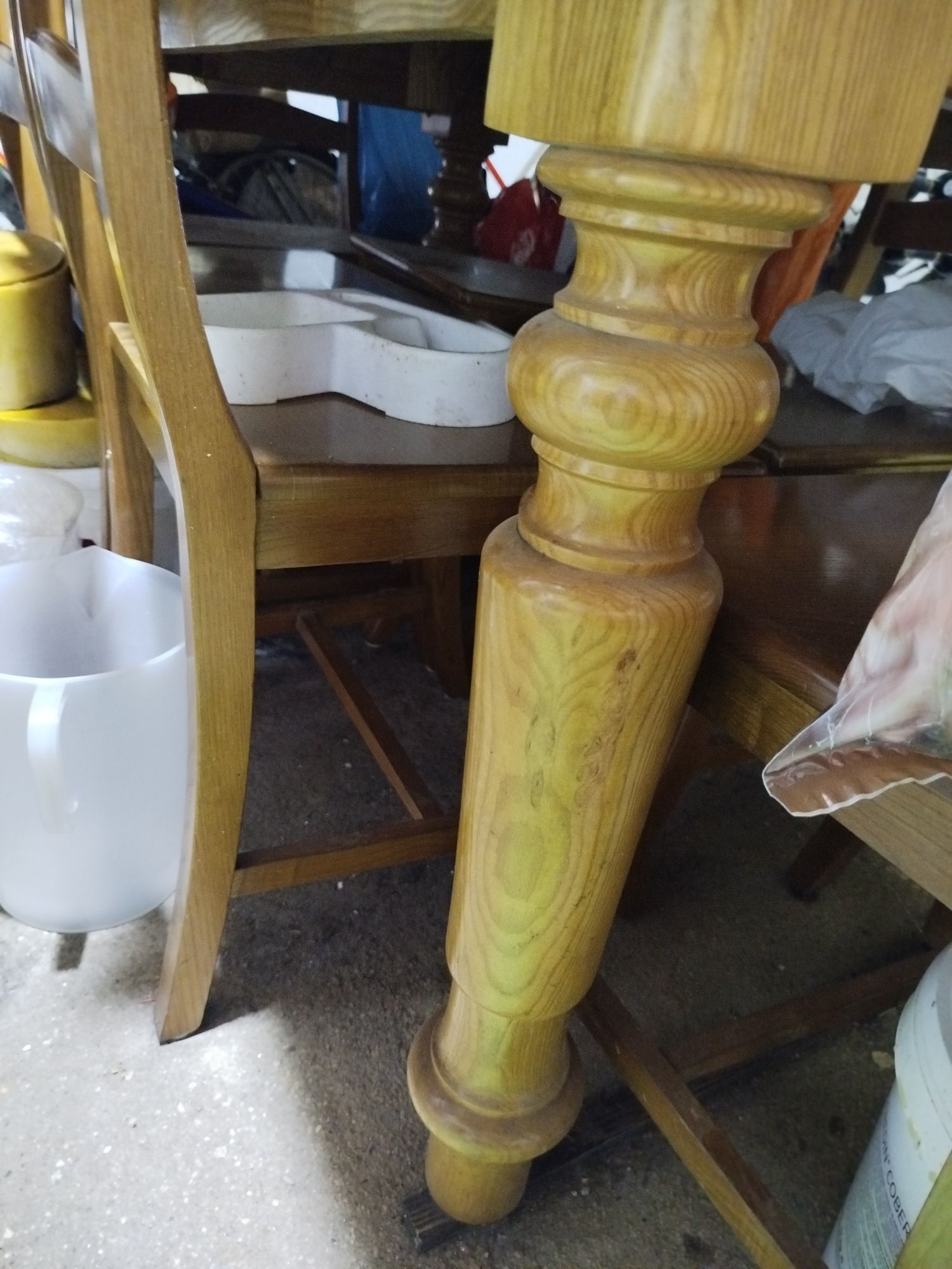 Mesa de jantar em madeira