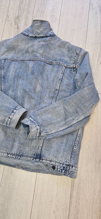 Levis  L.          .