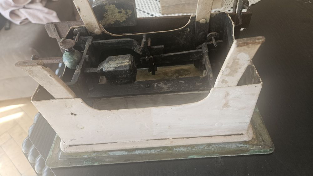 Zabytkowa waga miedz