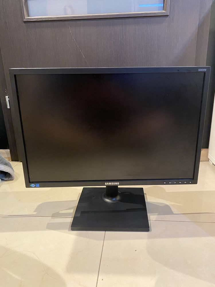Komputer z monitorem