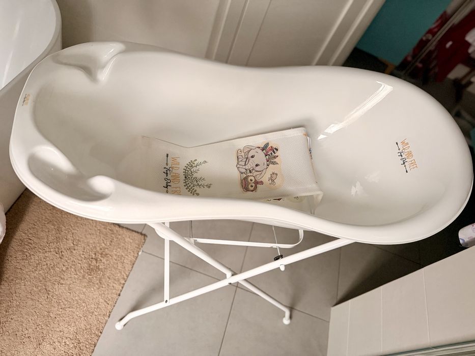 Дитяча ванночка з металевою підставкою