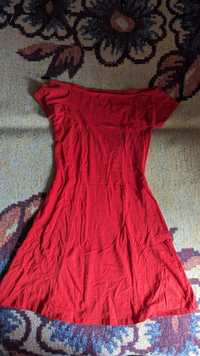 Платье ярко красного цвета  с открытыми ключицами