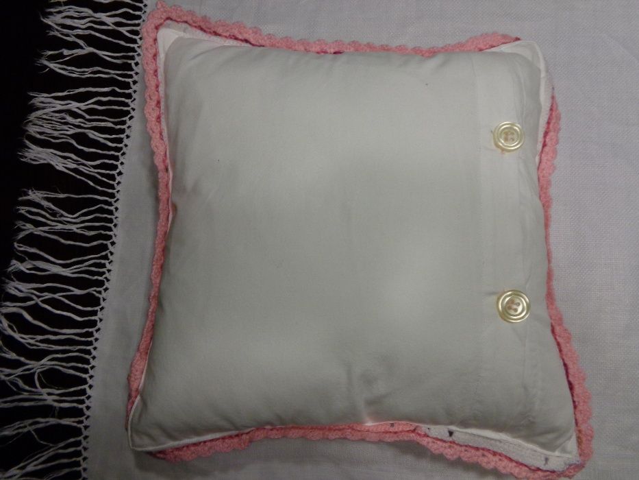 SALDOS - Almofada branca e rosa feita à mão por mim