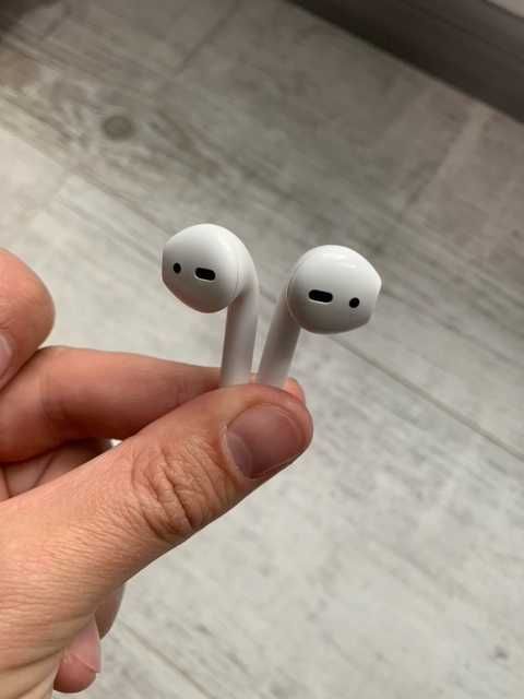 Apple AirPods  / правый наушник + кейс