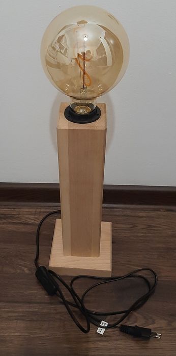 Lampa dekoracyjna w drewnianej obudowie