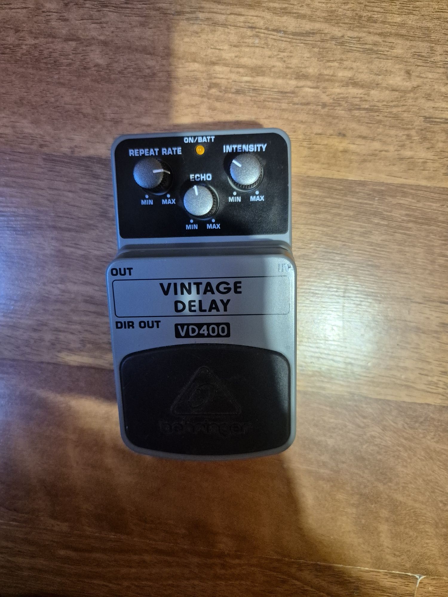 Behringer Vintage Delay VD400 Echo delay analogowy efekt kostka