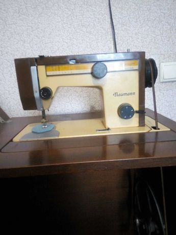 Продам ножную швейную машину   " НАУМАН "  производство  Германия .