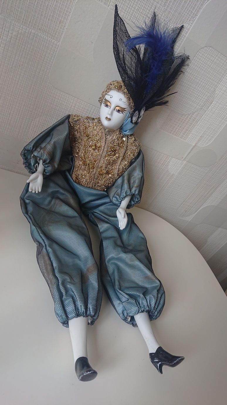 Фарфоровая венецианская кукла