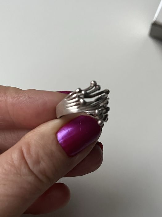 Srebry pierscionek zaplecione pędy