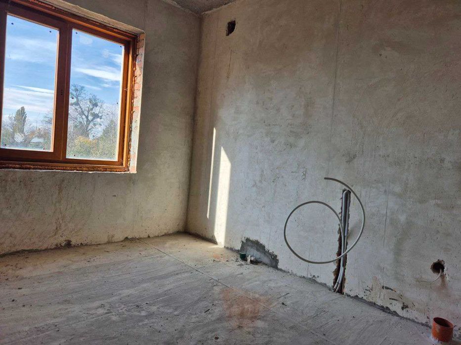 Продаж будинка з басейном