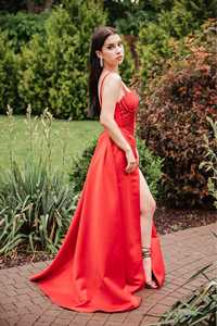 Випускна корсетна сукня з червоного атласу зі шлейфом
