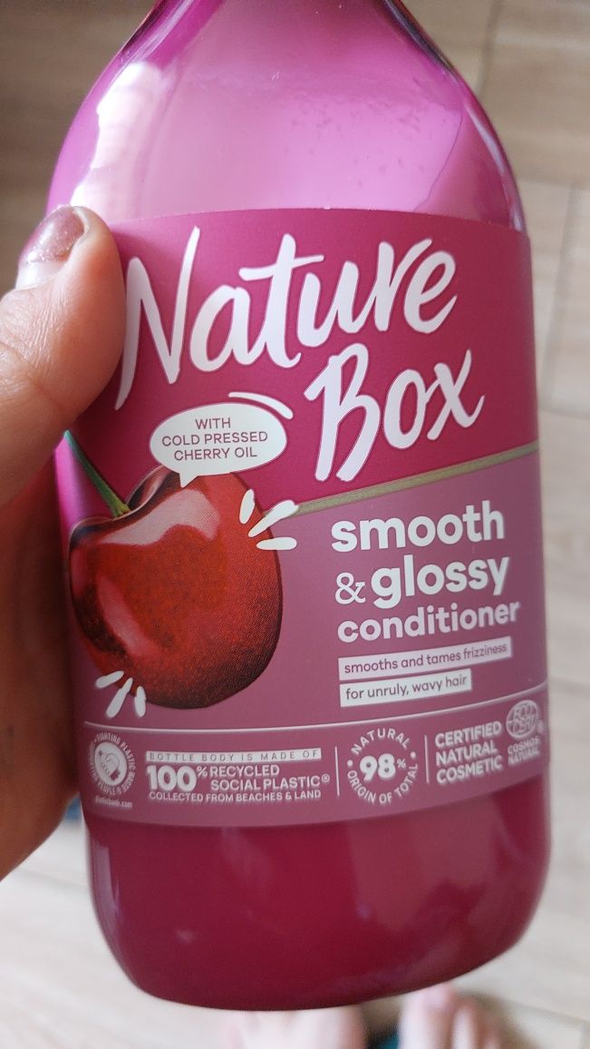 Odżywka Nature Box Cherry Oil wygładzająca odżywka do włosów kręconych