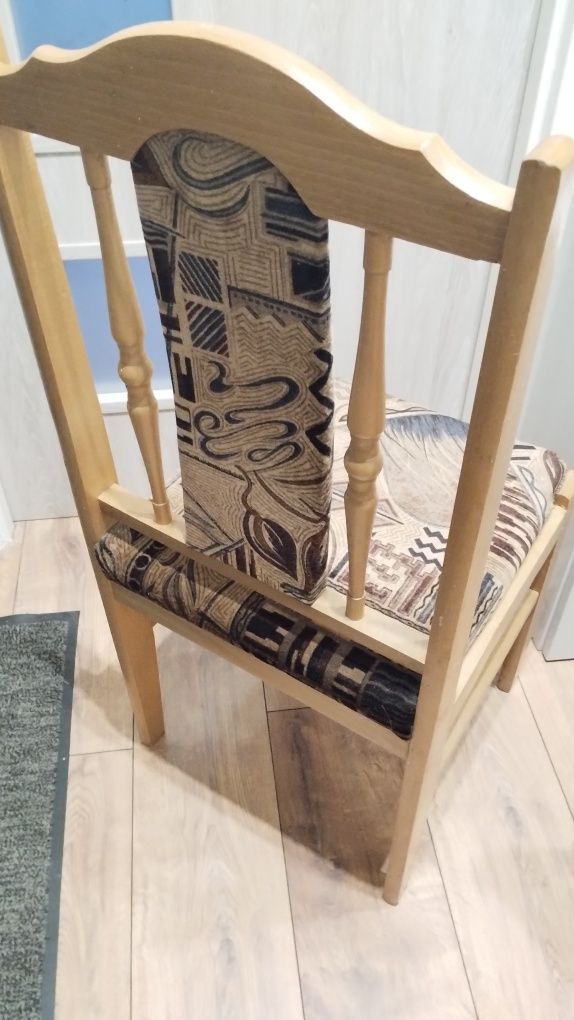 Dwa krzesła tapicerowane.