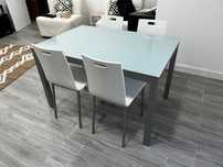 Mesa de cozinha com tampo de vidro com 4 cadeiras