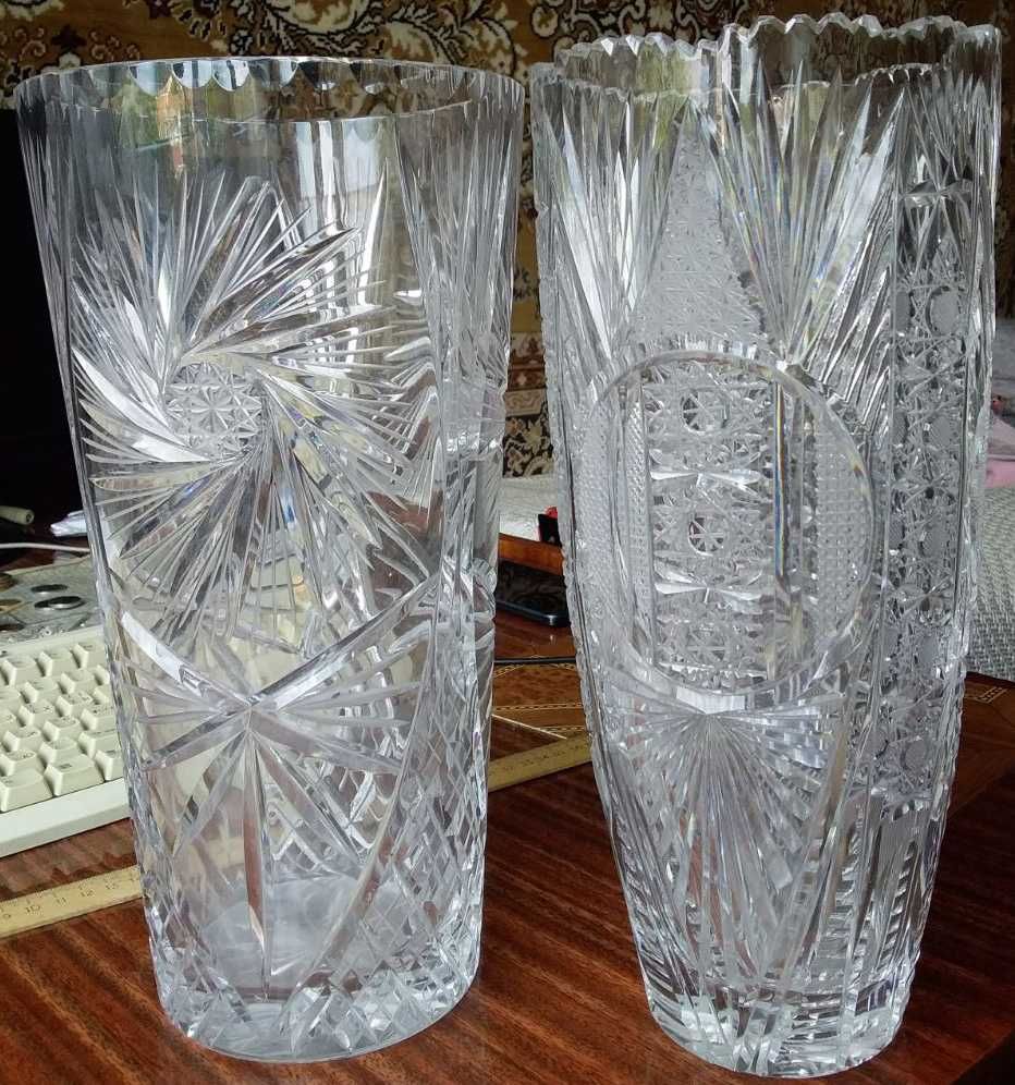 Две хрустальные вазы