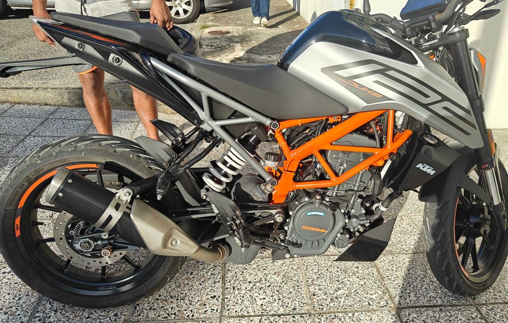Vendo mota KTM duke 125 muito boa