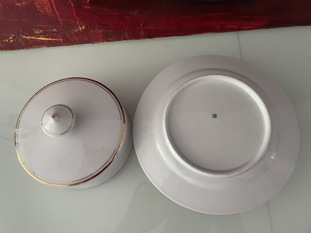 Porcelanowa,okrągła maselniczka